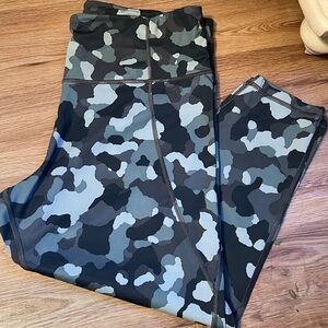 ATHLETA GREEN CAMO Lightning 7/8 tight